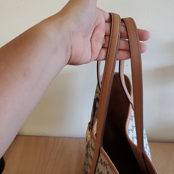 Michael Kors MK shoulder bag! - Picture 4 of 8